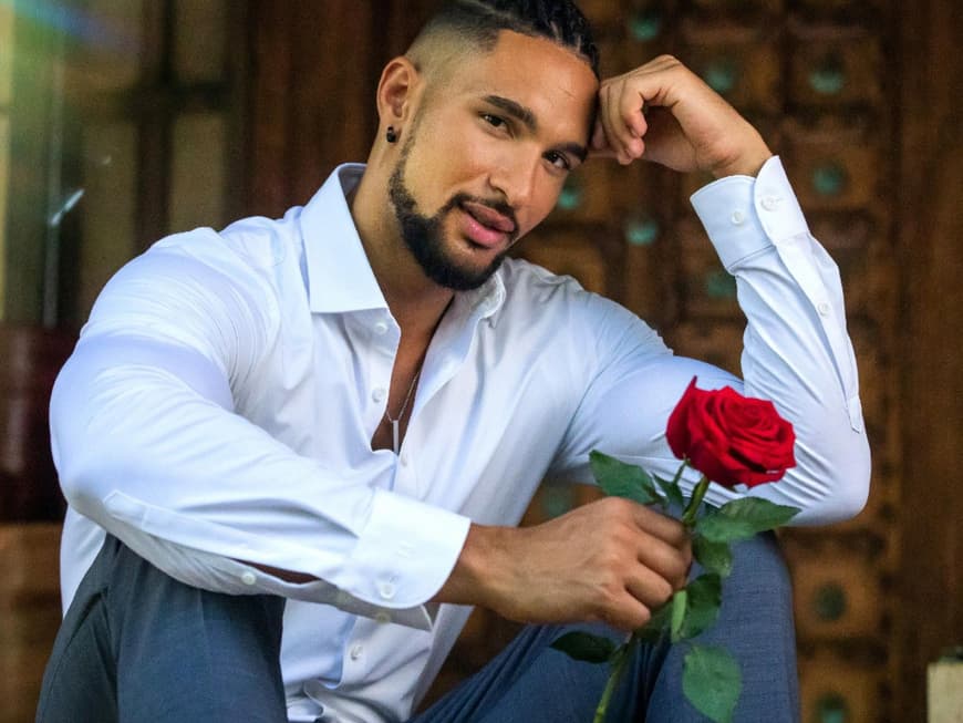 "Bachelor" David Jackson mit Rose in der Hand