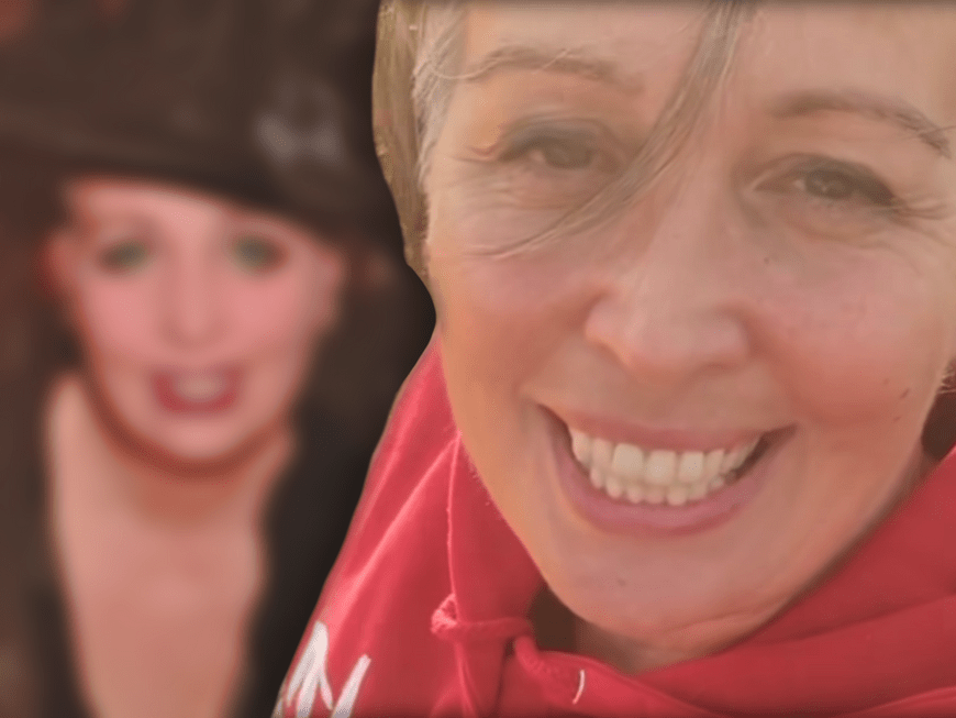 "Bauer sucht Frau" 2022 - Christine lacht - im Hintergrund mit Faschings-Kostüm