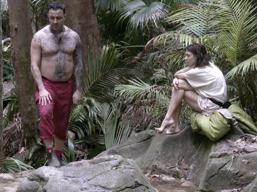 Cosimo Citiolo und Jana Pallaske im Dschungelcamp am Weiher
