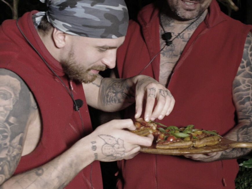 Gigi Birofio und Cosimo Citiolo essen im Dschungelcamp Pizza