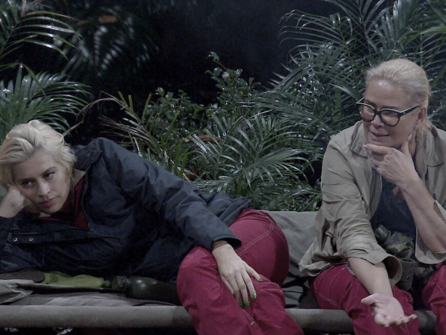 Verena Kerth und Claudia Effenberg im Dschungelcamp auf der Pritsche