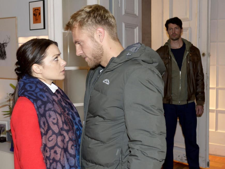 Paul und Emily stehen bei GZSZ voreinander, Sascha steht im Hintergrund