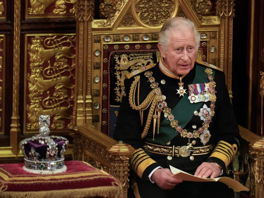 König Charles III. im Parlament. 