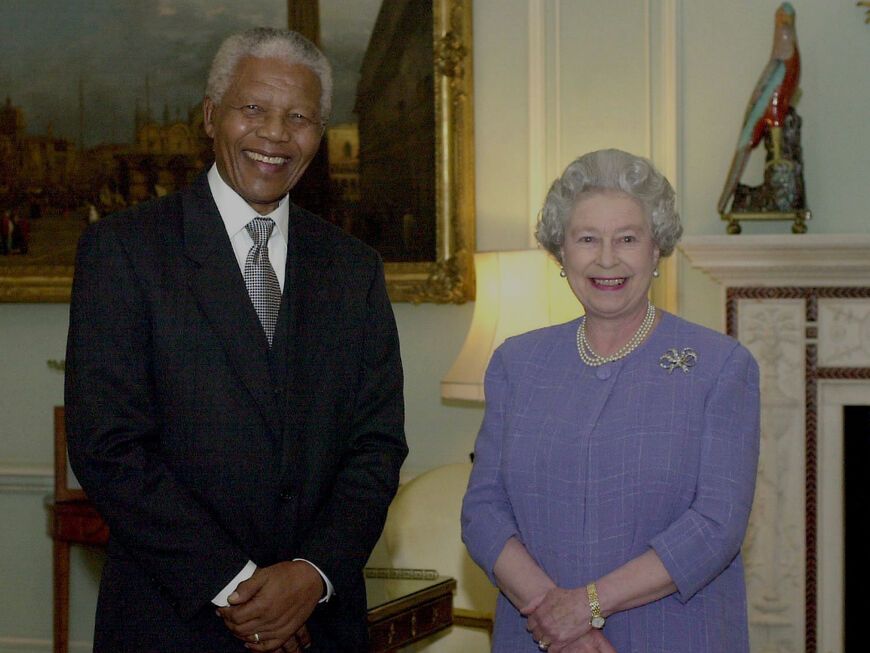 Nelson Mandela und Queen Elizabeth II. im Buckingham Palast. 