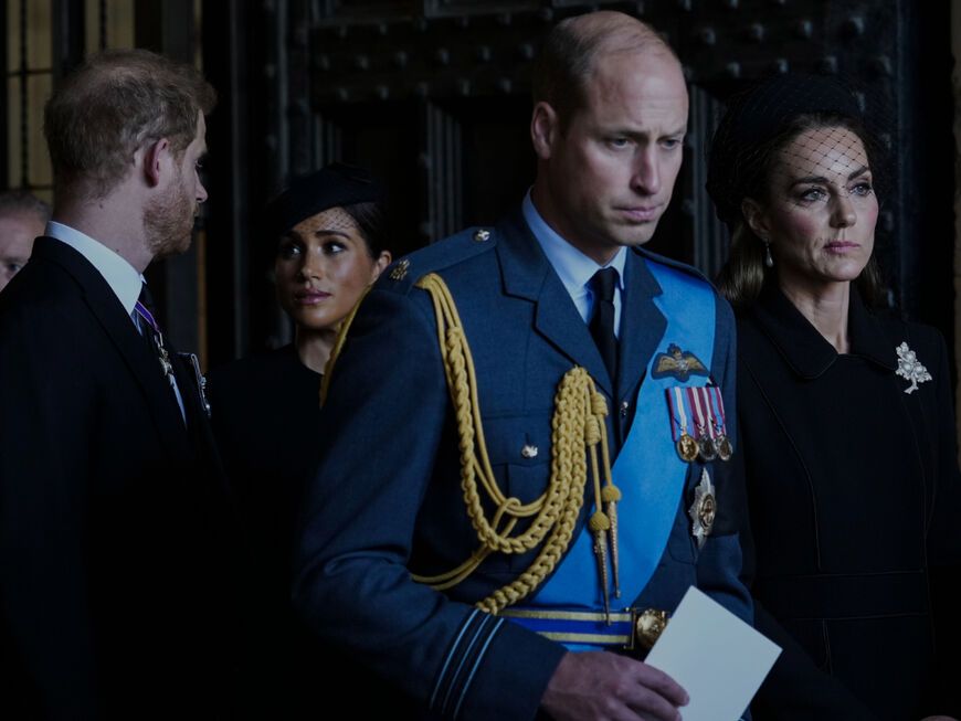 Prinz Harry, Herzogin Meghan, Prinz William und Prinzessin Kate bei der Beerdigung von Queen Elizabeth II..
