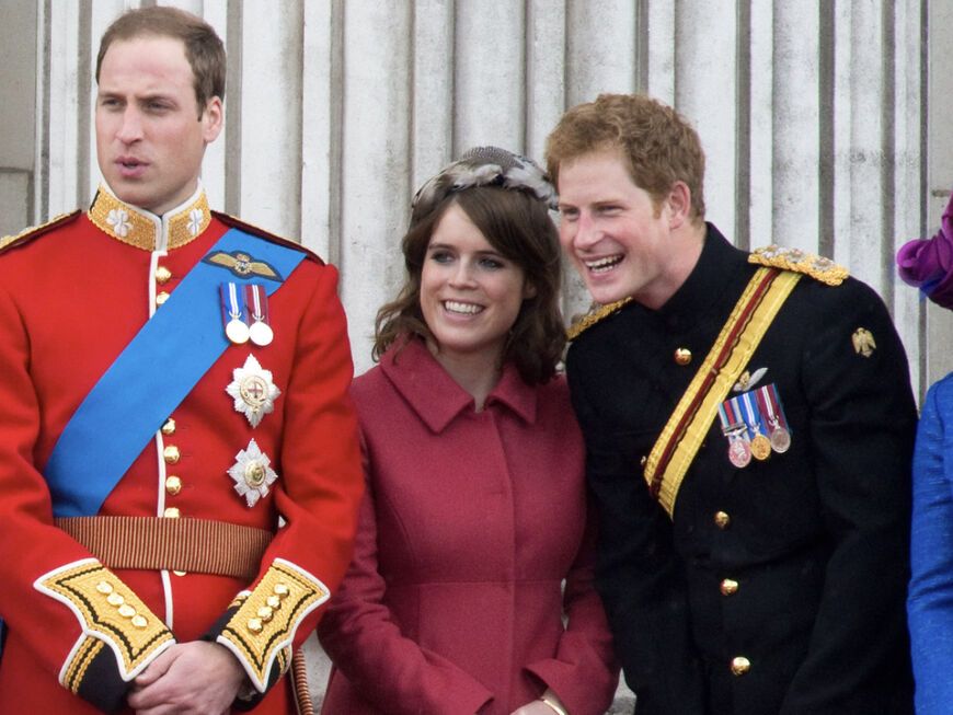 Prinz William, Prinzessin Eugenie, Prinz Harry und Prinzessin Beatrice lachen gemeinsam. 