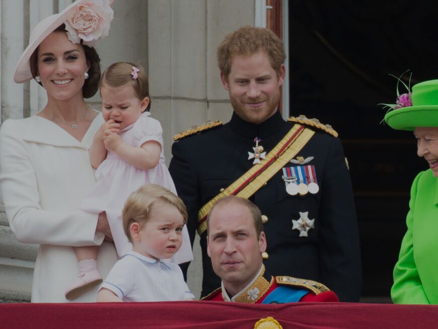 Die königliche Familie versammelt sich auf dem Balkon des Buckingham-Palasts.