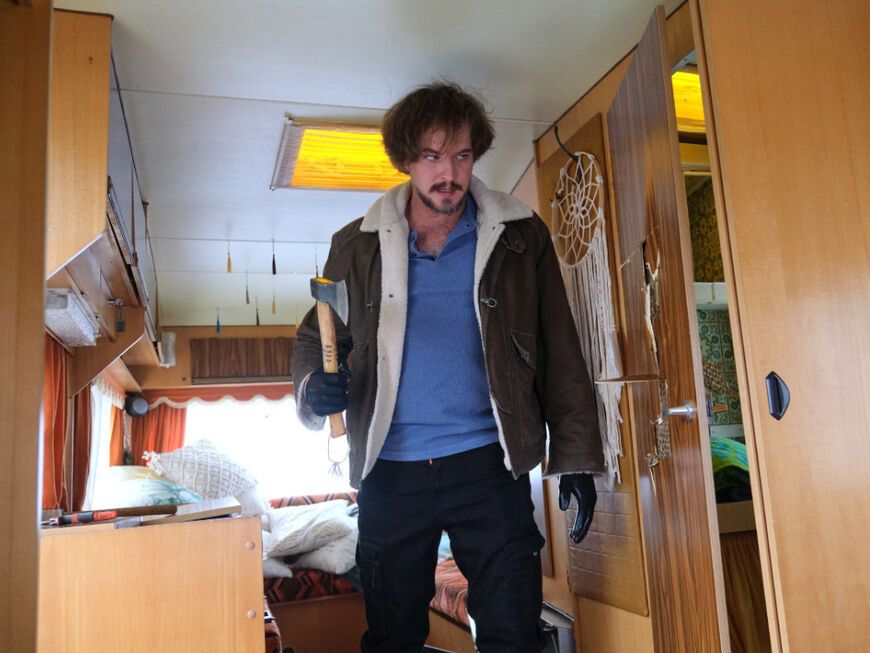 "Unter uns": David mit einer Axt im Wohnwagen