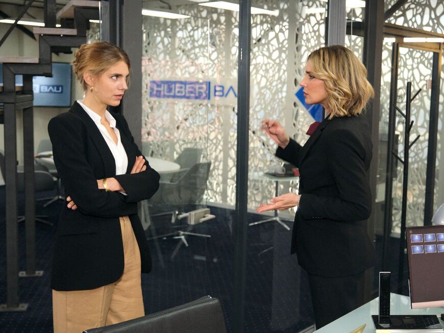 "Unter uns": Stella und Eva diskutieren im Büro