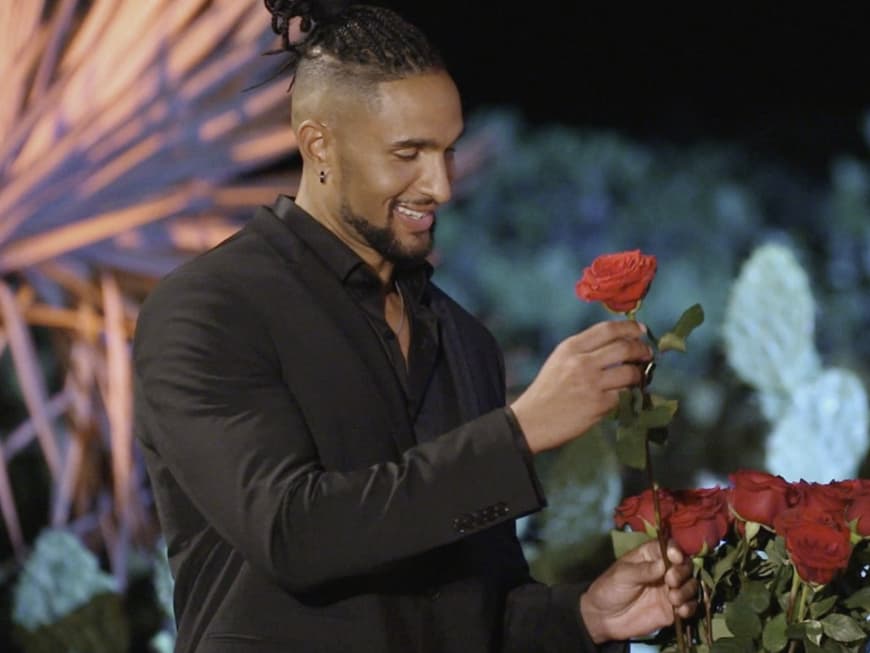 "Der Bachelor" 2023 David Jackson verteilt Rosen