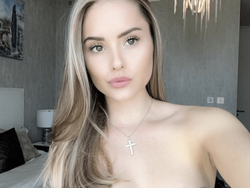 Davina Geiss macht ein Selfie mit blonden Strähnen