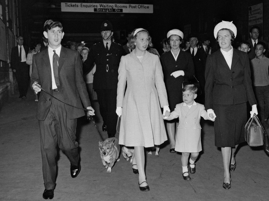 Prinz Andrew als Kleinkind mit seinen Geschwistern Charles und Anne sowie einem Kindermädchen