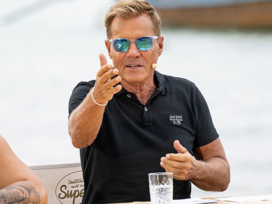 Dieter Bohlen sitzt bei DSDS am Jury-Pult mit Sonnenbrille