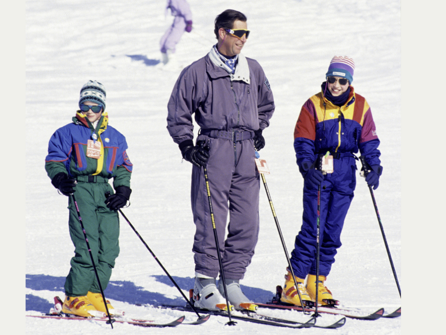 König Charles mit seinen Söhnen William und Harry beim Skifahren