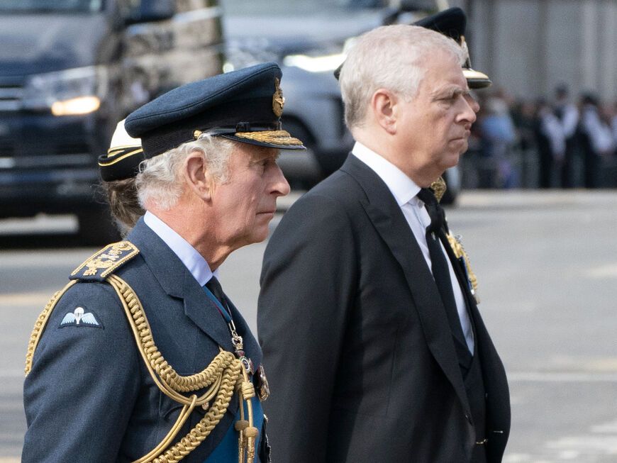 König Charles III. und Prinz Andrew. 