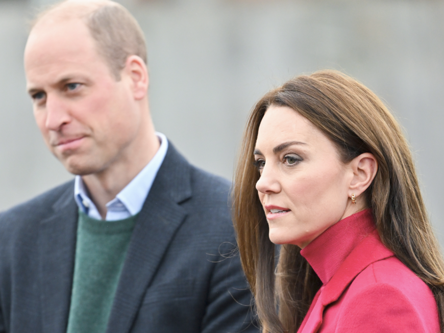 Prinz William und Prinzessin Kate schauen ernst