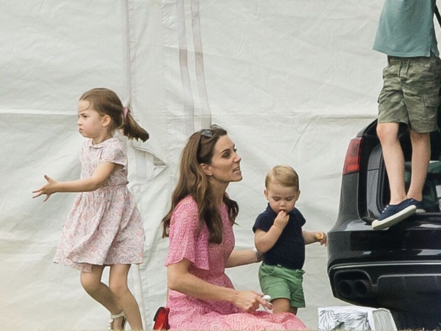 Prinzessin Charlotte, Prinzessin Kate, Prinz Louis und Prinz George beim Polo-Spiel. 