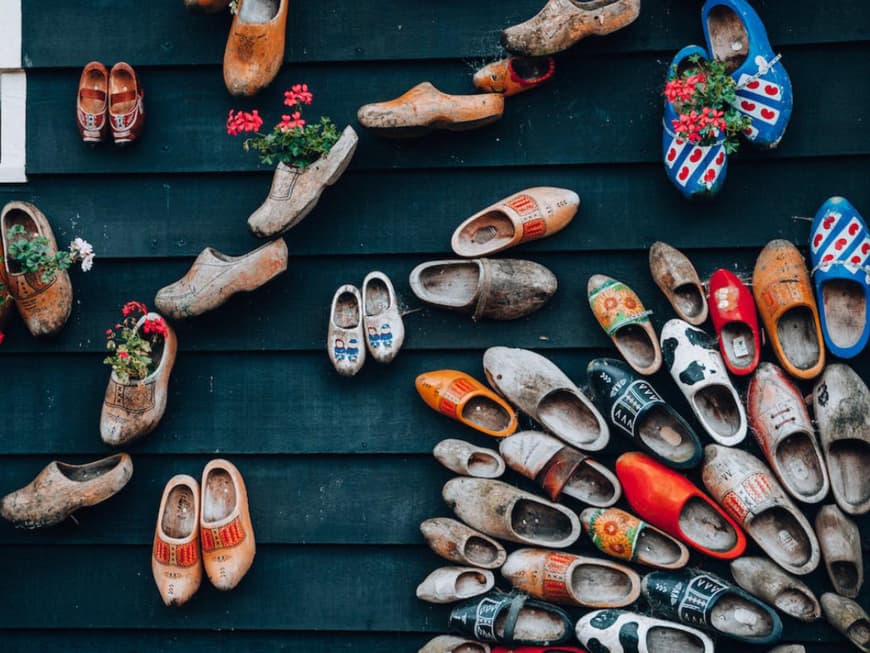 Viele verschiedene bunte Clogs