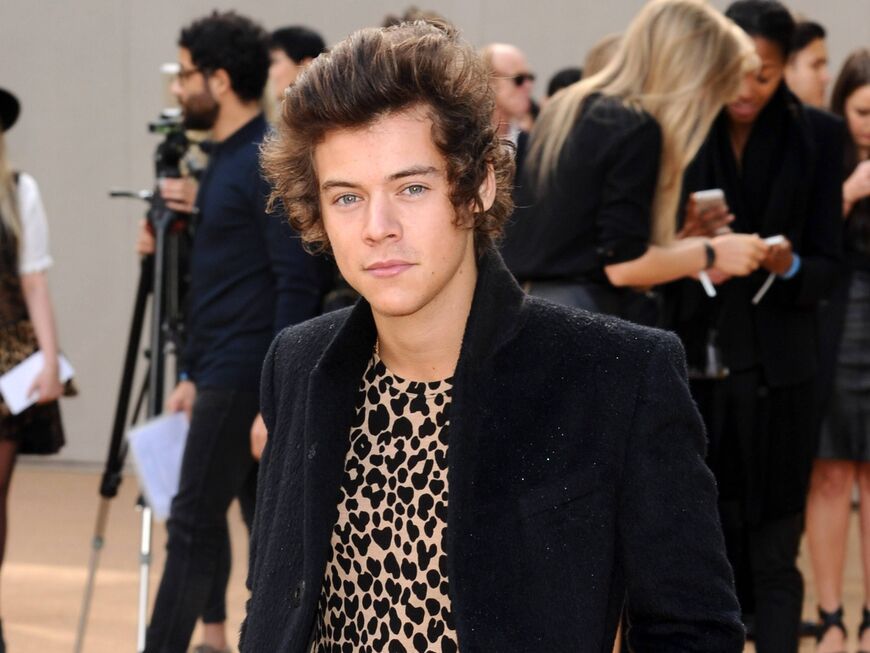 Harry Styles guckt ernst bei der Burberry Fashion Week 2014