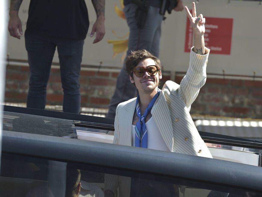 Harry Styles zeigt Peace Zeichen auf einem Boot 