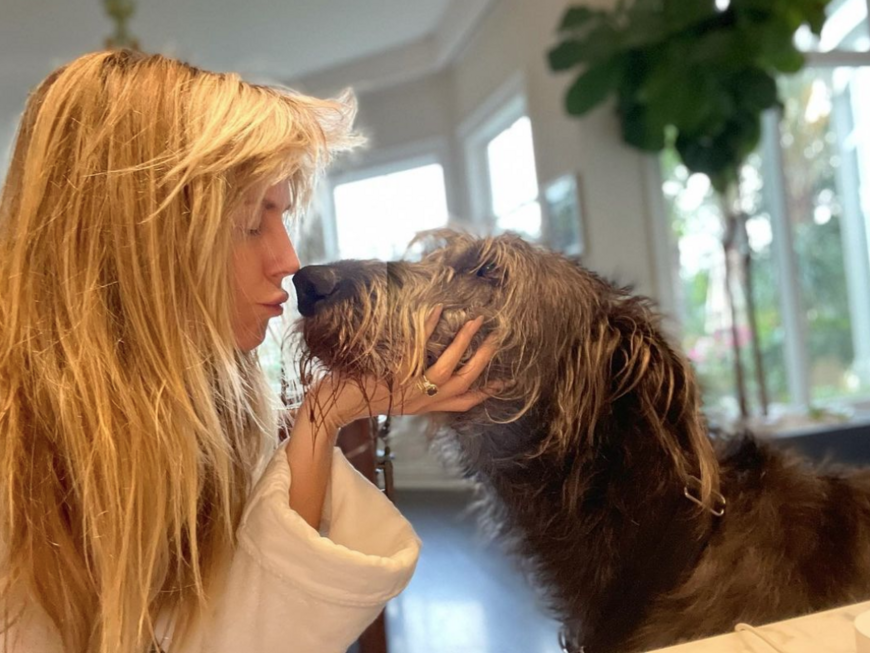Heidi Klum gibt Hund Anton einen Kuss auf die Schnauze und hält seinen Kopf in der Hand