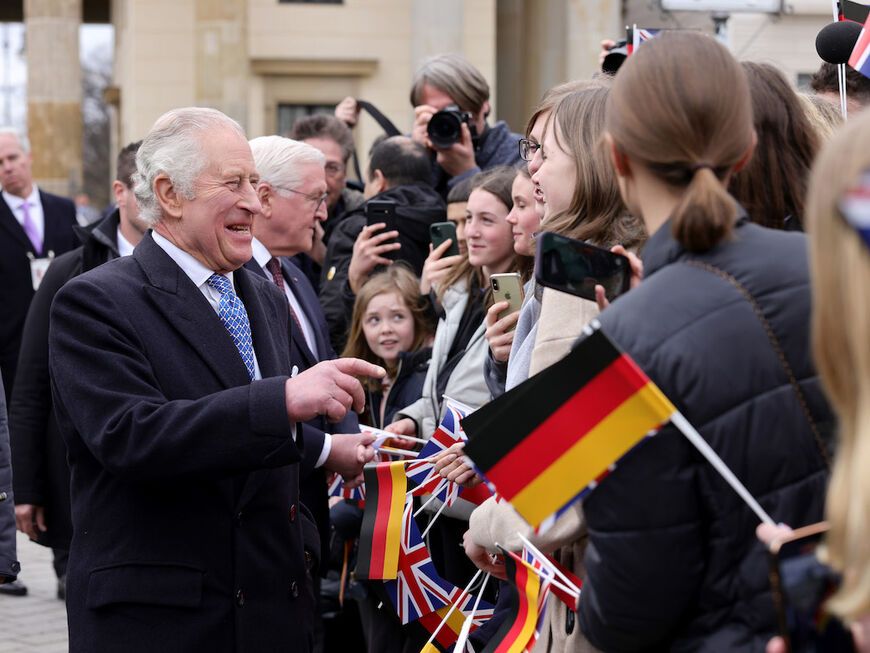 König Charles begrüßt seine Fans am Brandenburger Tor