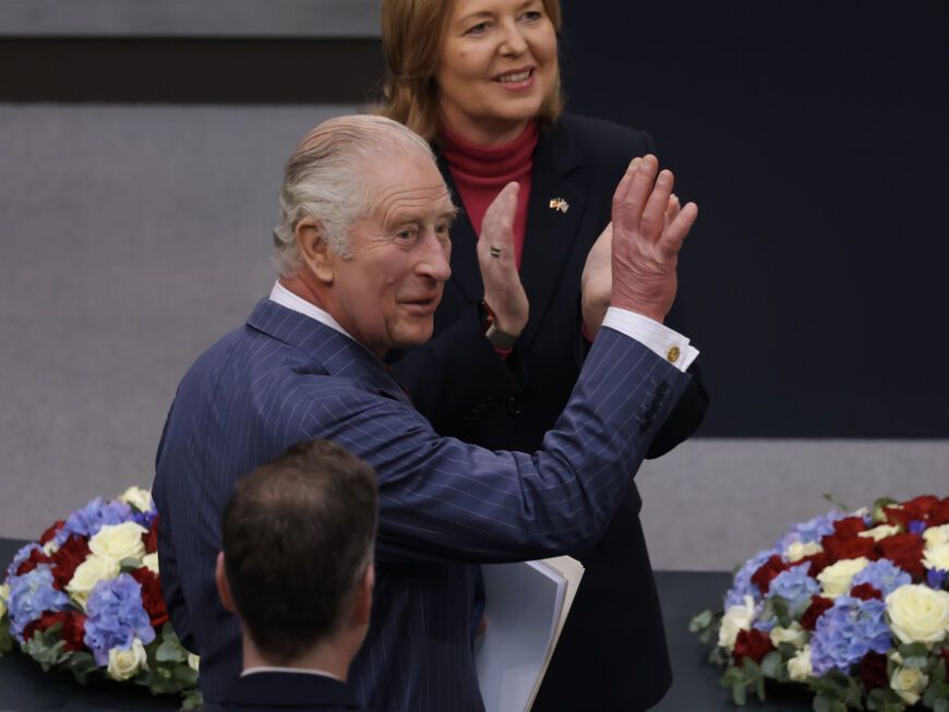 König Charles III. winkt im Bundestag. 