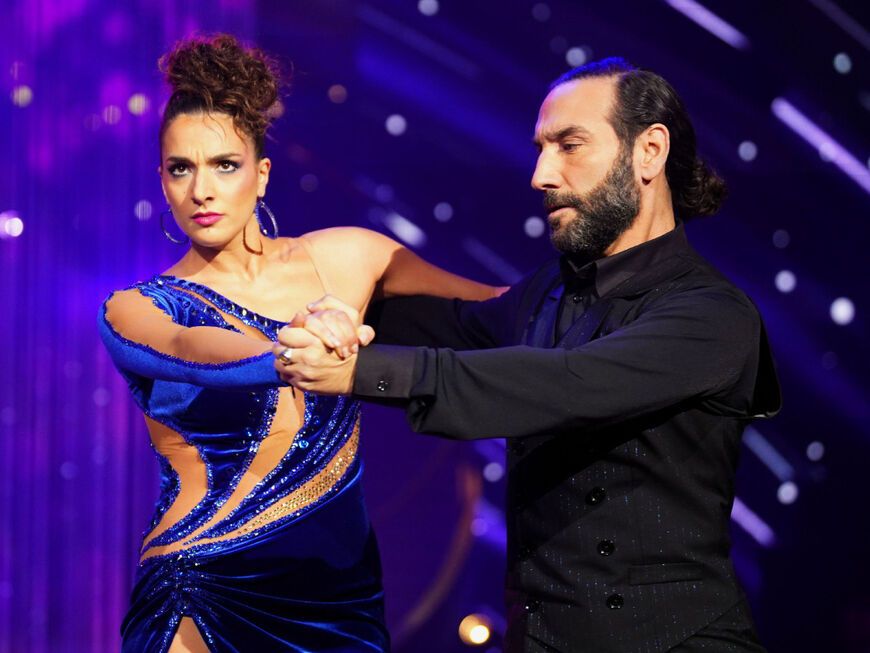 Sally Özcan und Massimo Sinató tanzen bei "Let's Dance" mit ernstem Blick