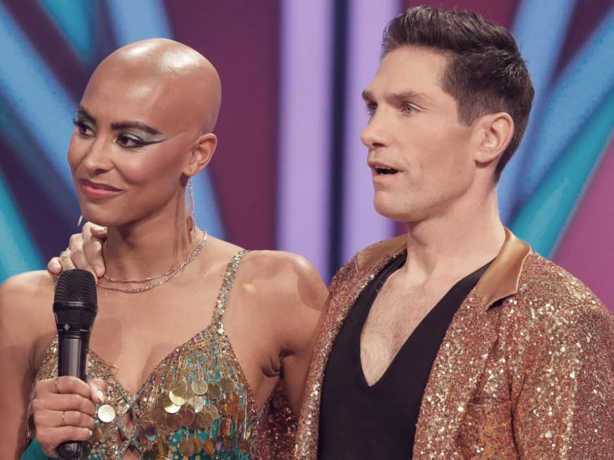 Sharon Battiste guckt skeptisch, Christian Polanc guckt bei "Let's Dance" geschockt