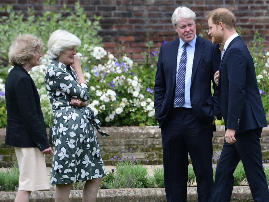 Prinzessin Dianas Geschwister Lady Sarah, Lady Jane und Charles Spencer und Prinz Harry.