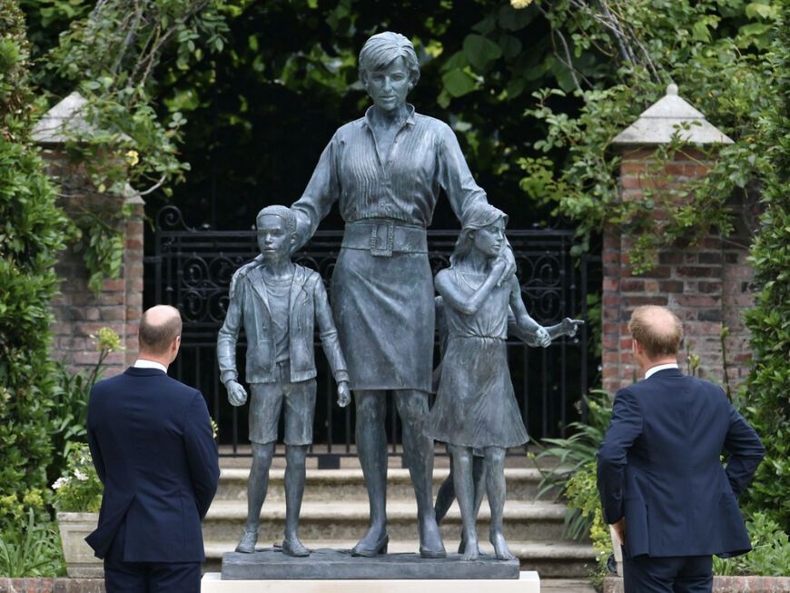 Prinz William und Prinz Harry bei einer Statur zu Gedenken ihrer Mutter Prinzessin Diana. 