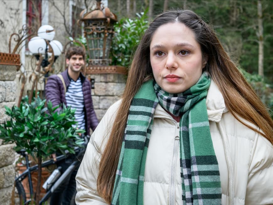 Sturm der Liebe Valentina guckt ernst, Noah steht im Hintergrund