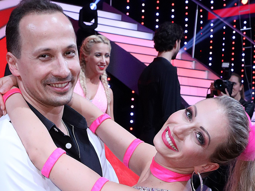 Sergiu Luca und Regina Luca lächeln in die Kamera bei Let's Dance.