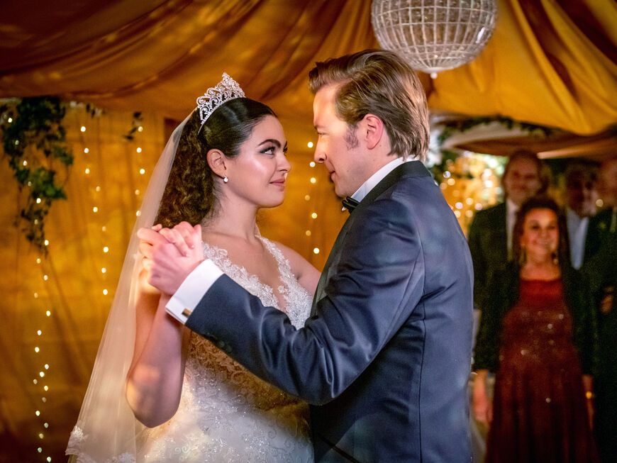 Sturm der Liebe Shirin und Gerry tanzen Hand in Hand in Hochzeitskleidung