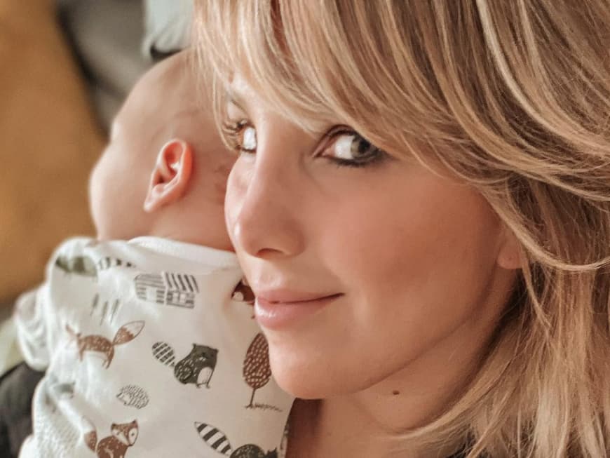 Annemarie Eilfeld mit Baby Elian lächelt.