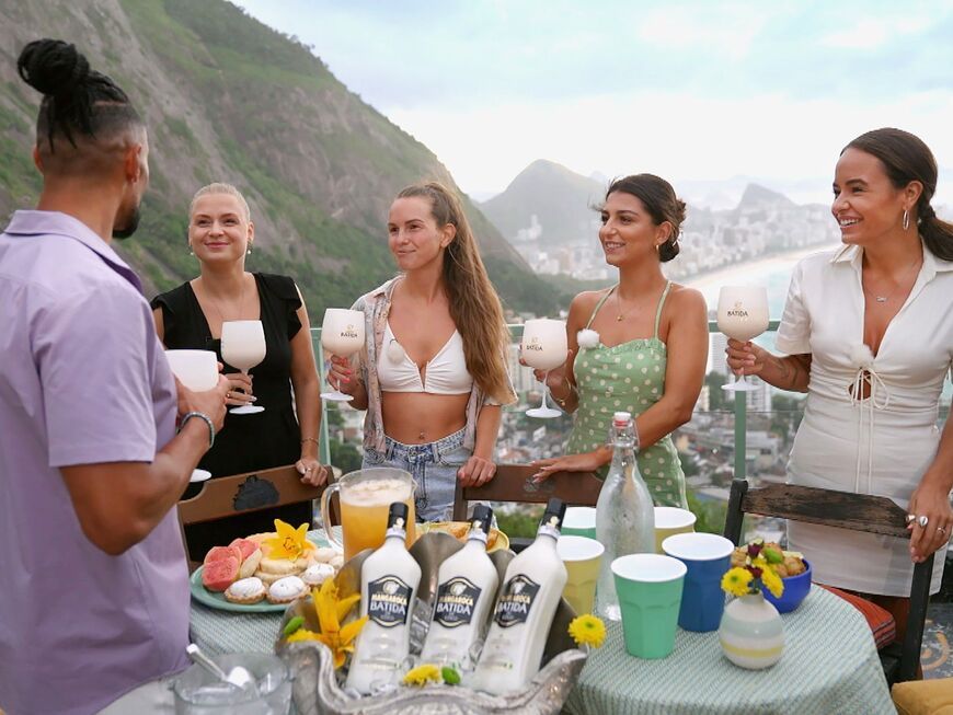"Bachelor" 2023: Dreamdates - David Jackson mit Jetty, Lisa, Chiara und Angelina (v.l.) in Rio de Janeiro