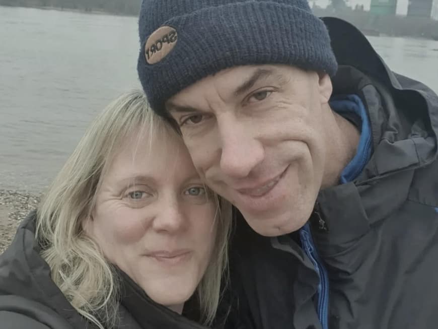 "Bauer sucht Frau"-Paar Patricia und Jörg machen am See ein Selfie