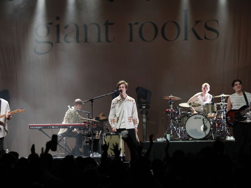 Giant Rooks stehen auf der Bühne und spielen und singen 