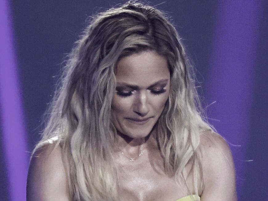 Helene Fischer guckt traurig auf den Boden