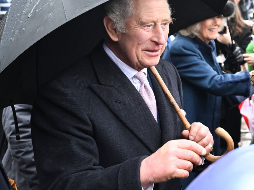 König Charles III. mit Regenschirm
