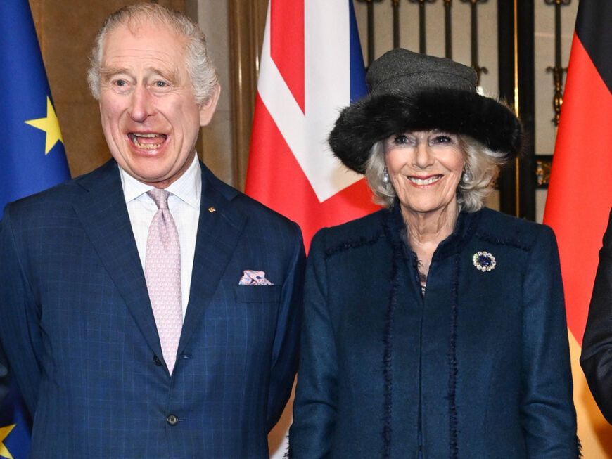 König Charles III. und Queen Consort Camilla lachen ausgelassen