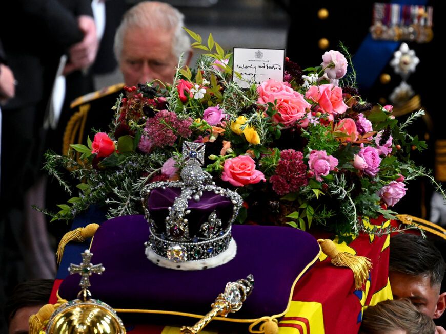 König Charles geht hinter dem Sarg von Queen Elizabeth II.