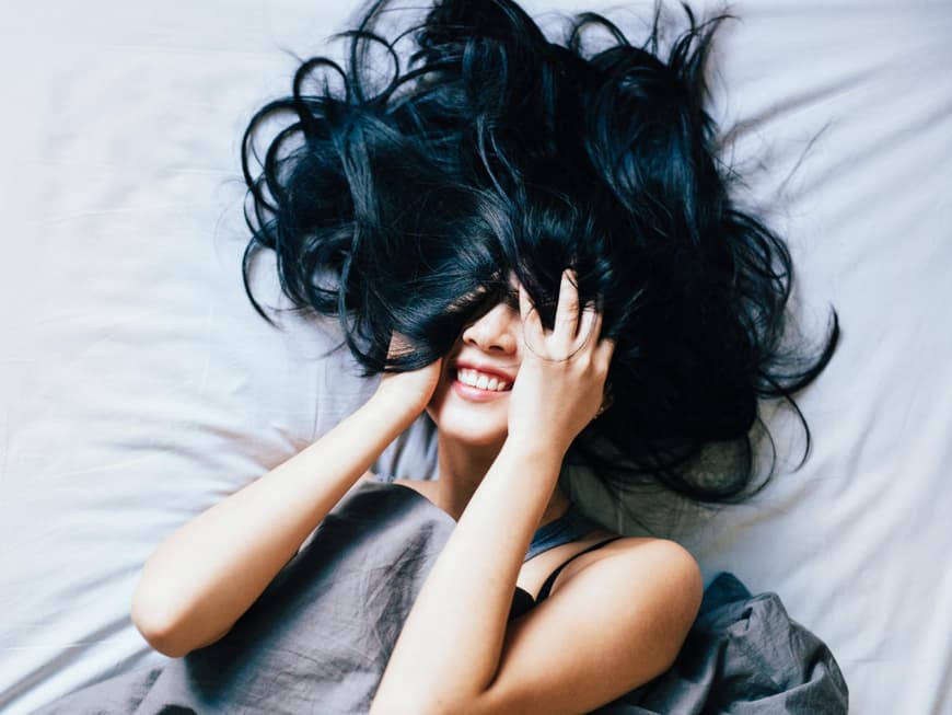 Frau versteckt sich unter Haare