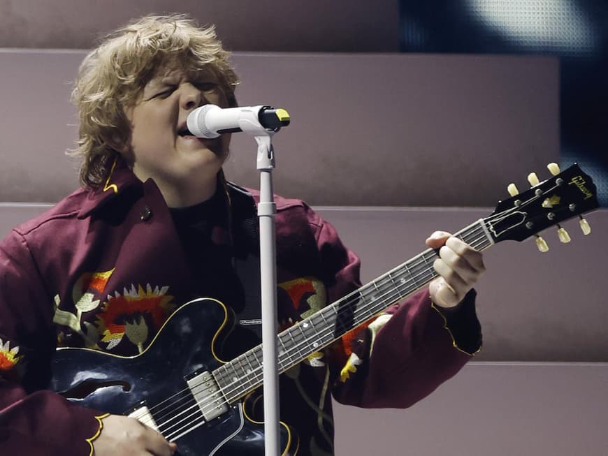 Lewis Capaldi singt bei Brit Awards