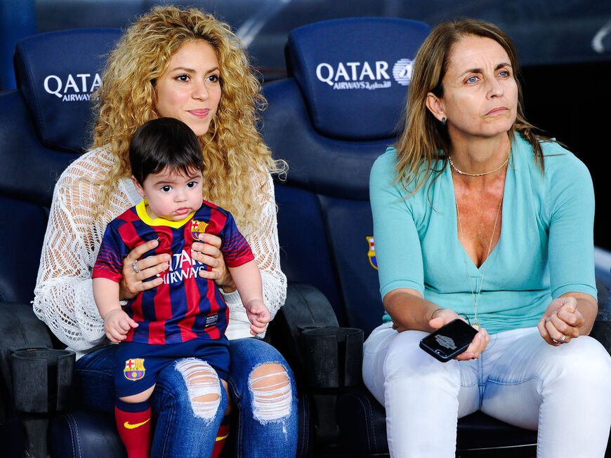 Shakira mit Sohn Milan und Schwiegermutter Montserrat Bernabeu (r.) beim Fußballspiel von Piqué