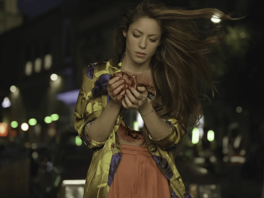Shakira mit Loch in der Brust und Herz in der Hand in Musikvideo 