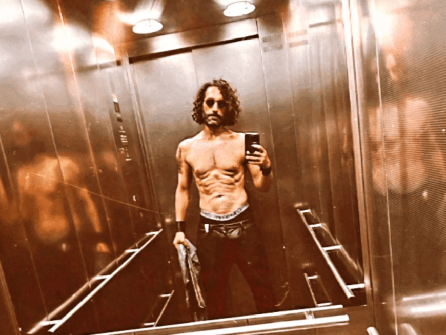 Massimo Sinató zeigt sich oberkörperfrei im Fahrstuhl