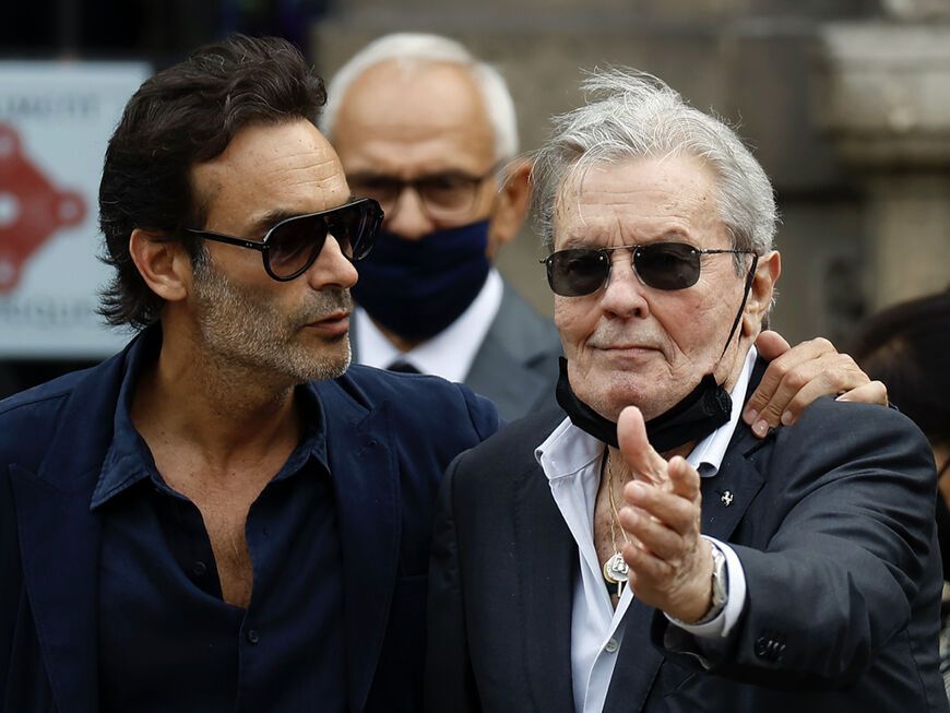 Anthony Delon und sein Vater Alain Delon blicken ernst