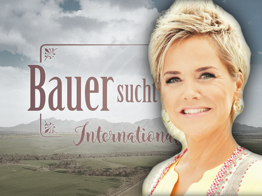 "Bauer sucht Frau International" 2023: Inka Bause vor dem düsteren Logo