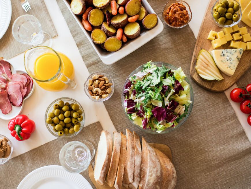 Beilagen auf dem Tisch mit Brot, Salat, Käse und Gemüse